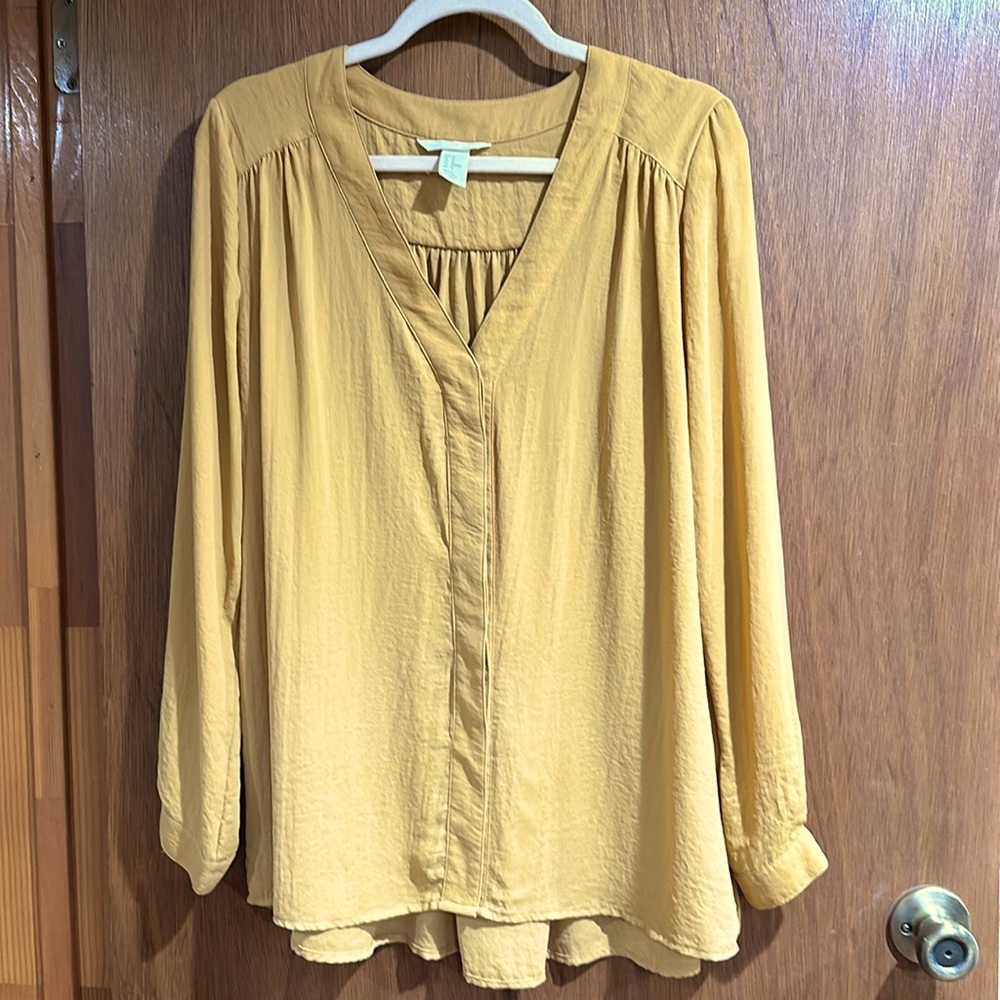 💛  H&M over-sized shirt. 100% polyester.